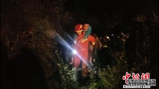 湖北神农架:70名游客迷失深山消防员深夜搜救