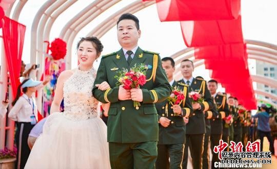 甘肃金昌戈壁花海催热婚庆旅游引全国44对军侣喜结良缘