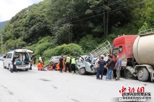 滇藏线214国道五车相撞致9人受伤消防紧急救援