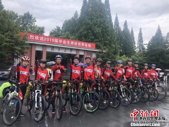网红班主任带毕业生骑行归来真正的教育不拘泥于书本