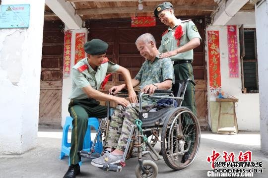“金扁担”挑起帮扶重任浙江永嘉武警续写军民鱼水情