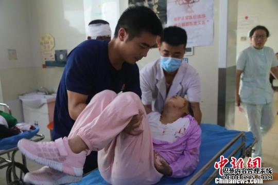 山西忻州消防支队长路遇车祸捡石头砸玻璃解救伤员